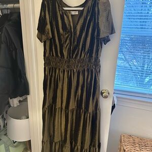 Taylor Black and Gold Short Sleeve Midi Dress